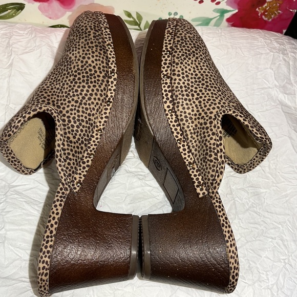 NWOT REPORT LEOPARD PRINT CLOGS SIZE 8 - Picture 2 of 7